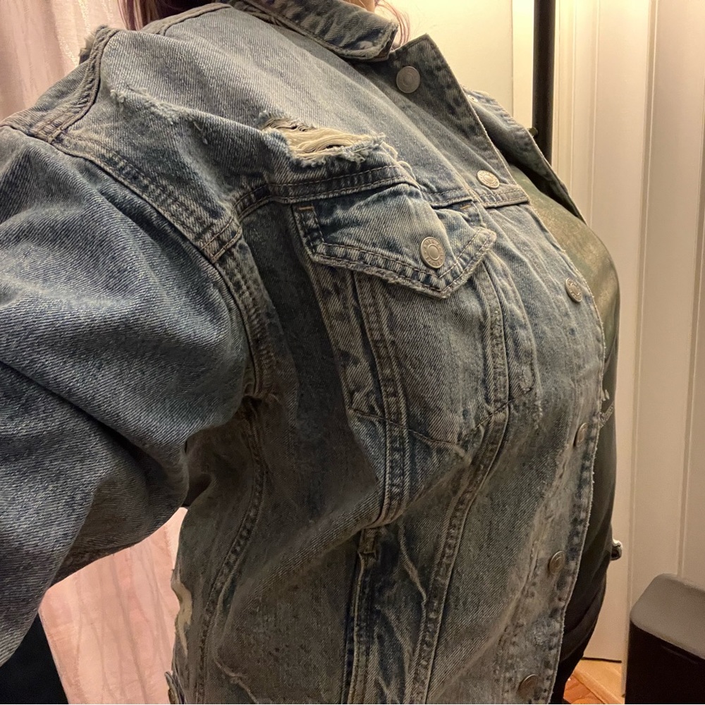 American Eagle Women’s Distressed Jean Jacket - Picture 7 of 7
